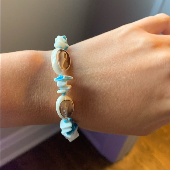Fun blue and white shell bracelets - Picture 2 of 3